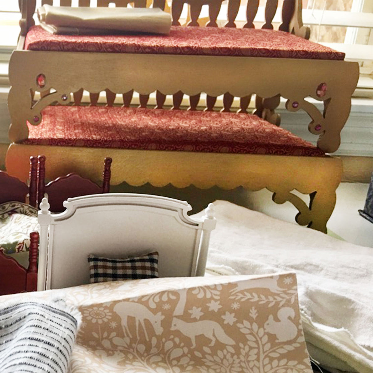 Radha Kund - Divine Golden Throne- Red and Green - 7&quot; Long