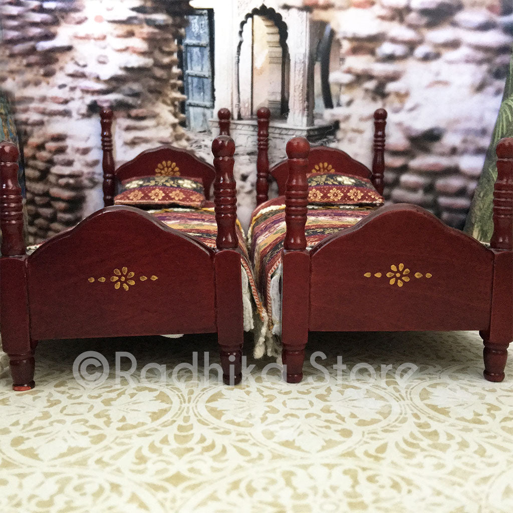 Govardhana - Mahogany Poster Bed Set