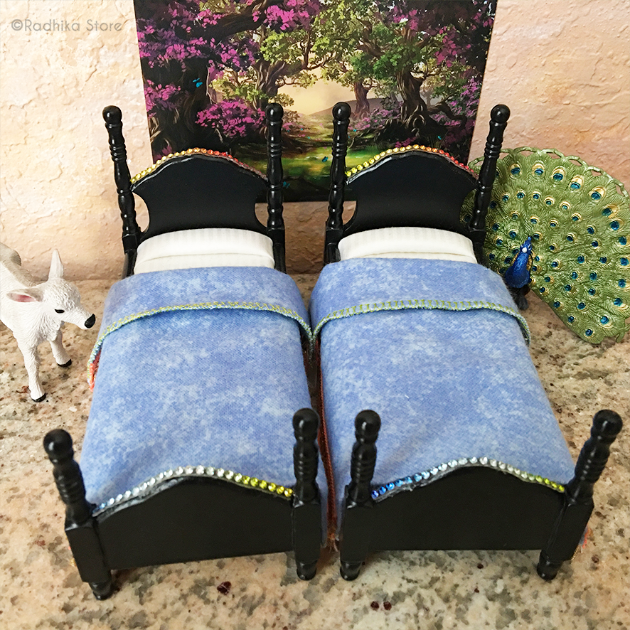 Ter Kadamba Vrindavan - Little Jeweled Poster Bed Set